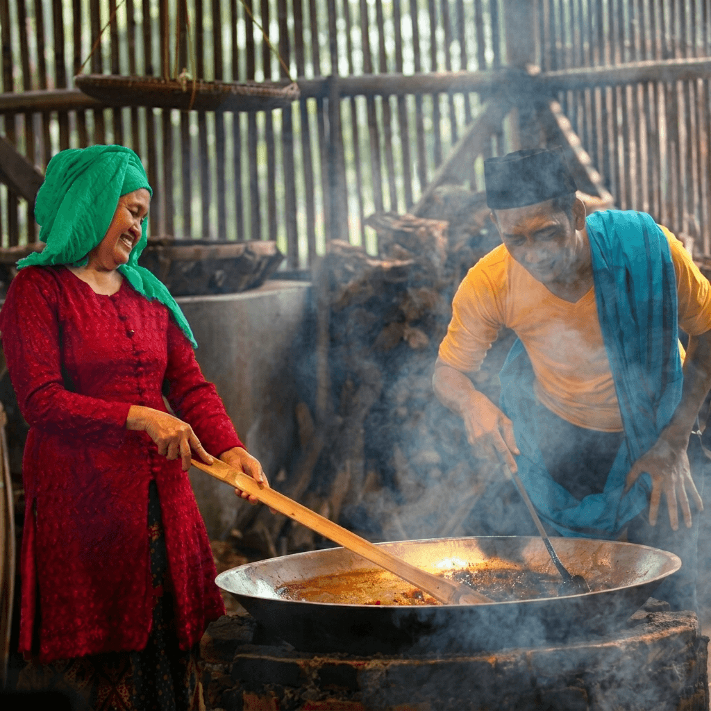 Proses perebusan nira aren secara tradisional hingga mengental